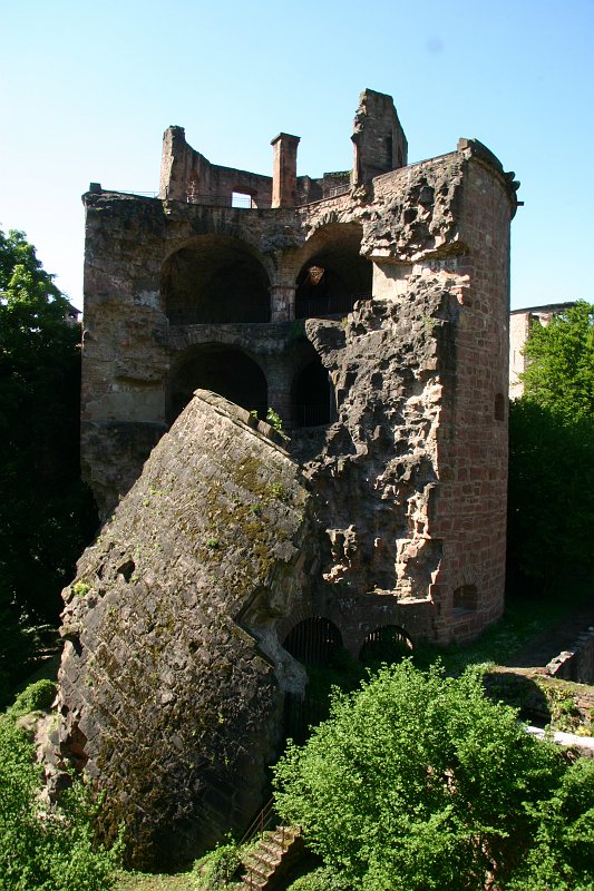 CRW_7445_JFR.JPG - Part of the castle broke off