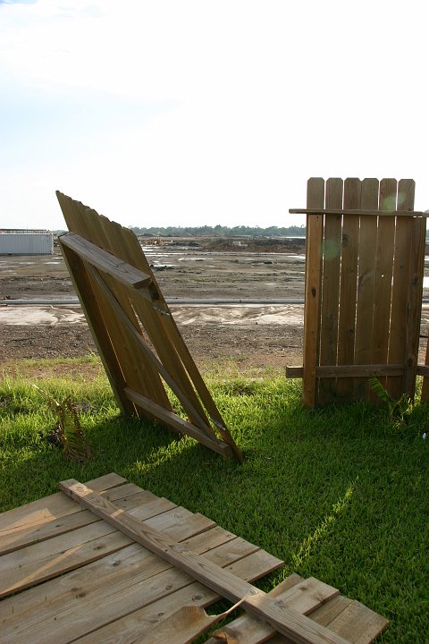 CRW_8401_JFR.JPG - Our gate remained standing!